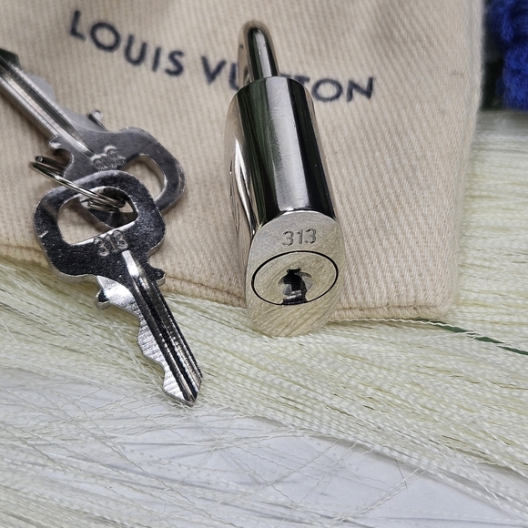 Louis Vuitton #313 silver Lock and Two Keys With LV Dust bag padlock - Picture 3 of 9